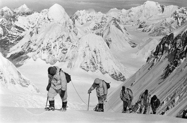 △1960年5月，中國(guó)登山隊(duì)隊(duì)員在海拔7150米的冰雪坡上行進(jìn)。